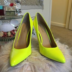 Neon yellow shoe dazzle pumps